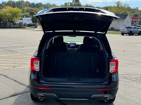 Used 2023 Ford Explorer XLT w/ XLT Sport Appearance Package AWD/4WD image 7