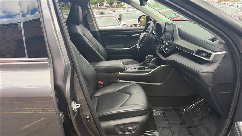 Used 2021 Toyota Highlander XLE FWD image 6