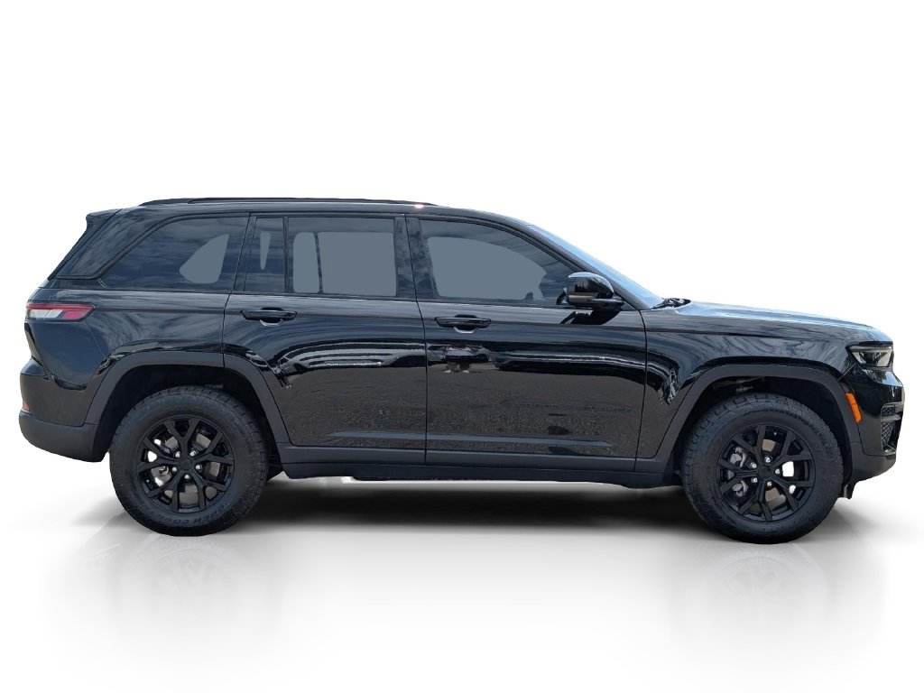 Used 2025 Jeep Grand Cherokee Altitude RWD image 6