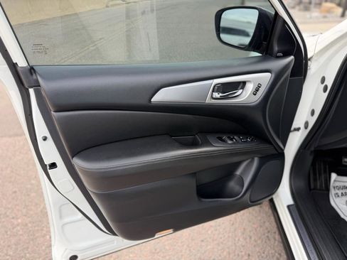 Used 2019 Nissan Pathfinder SL AWD/4WD image 6