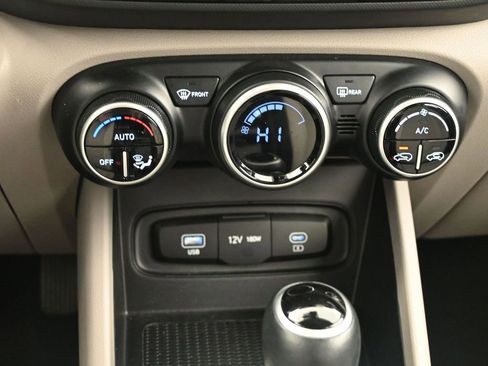 Used 2025 Hyundai Venue SEL image 40