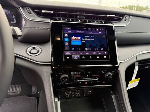 New 2025 Jeep Grand Cherokee Laredo image 17