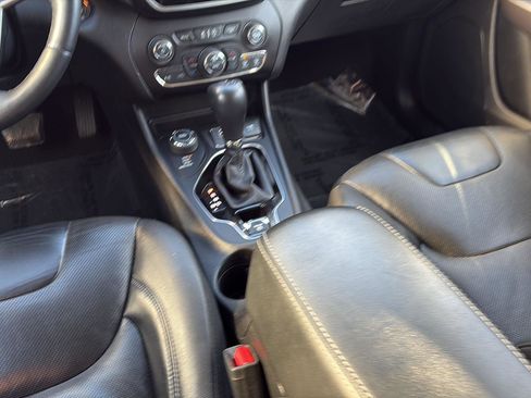 Used 2019 Jeep Cherokee Limited image 14