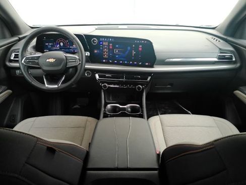 Used 2026 Chevrolet Traverse LT w/ Driver Confidence Package FWD image 2