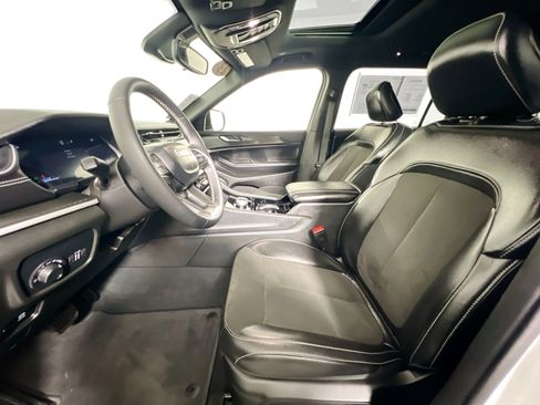 Used 2023 Jeep Grand Cherokee L Laredo image 14