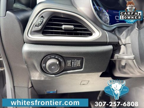 Used 2025 Chrysler Pacifica Select FWD image 18