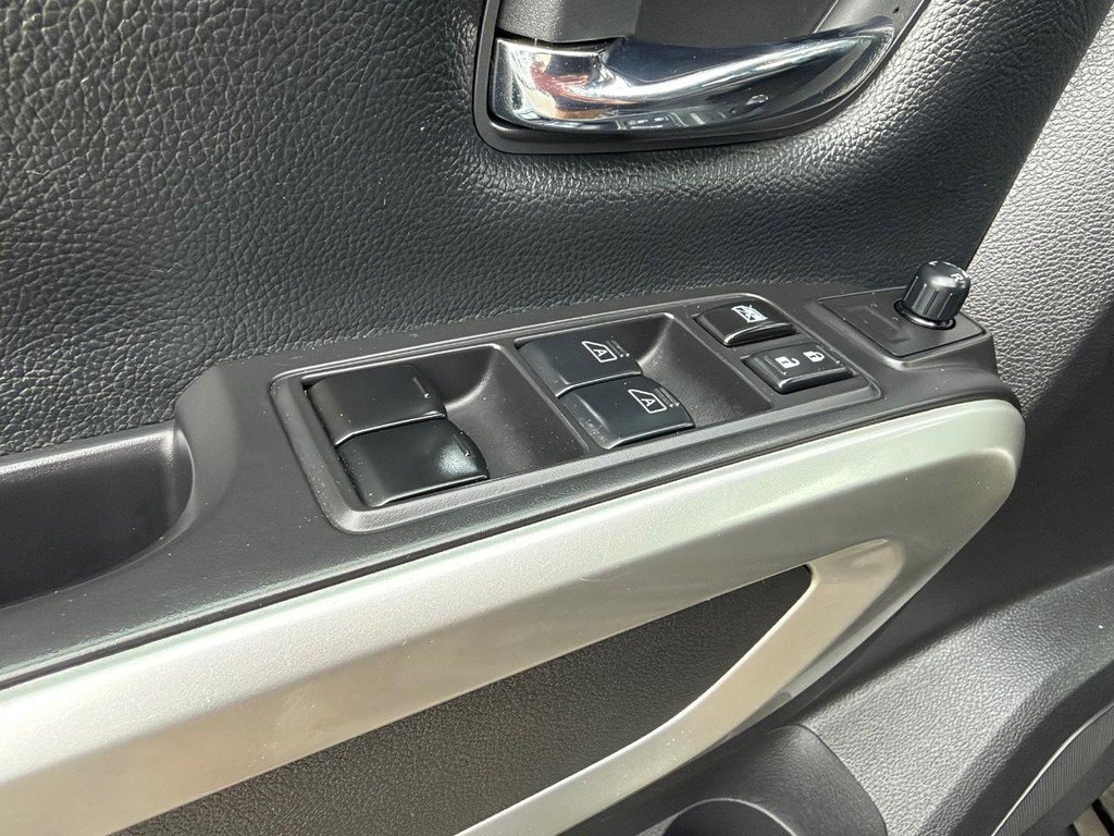 Used 2022 Nissan Titan SV AWD/4WD image 32
