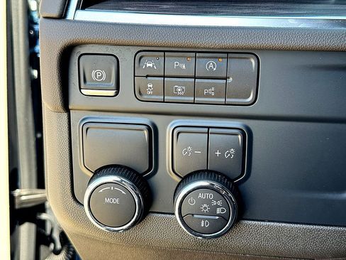 Used 2025 Chevrolet Suburban LT w/ Comfort Package RWD image 17