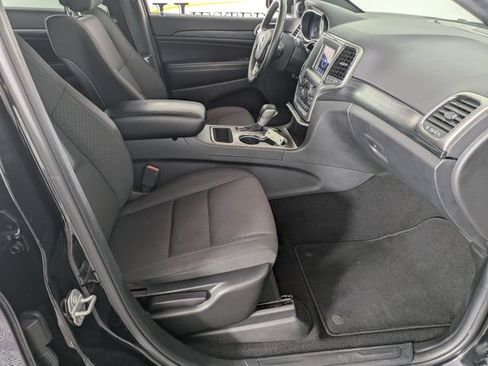 Used 2019 Jeep Grand Cherokee Laredo RWD image 32