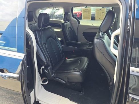 Used 2022 Chrysler Pacifica Touring-L image 46