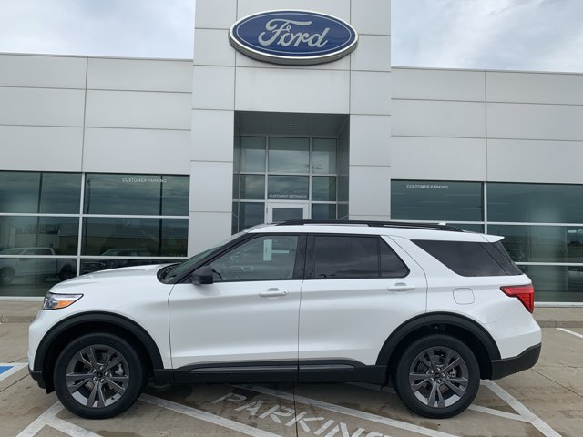 Certified 2022 Ford Explorer XLT w/ Equipment Group 202A AWD/4WD image 4