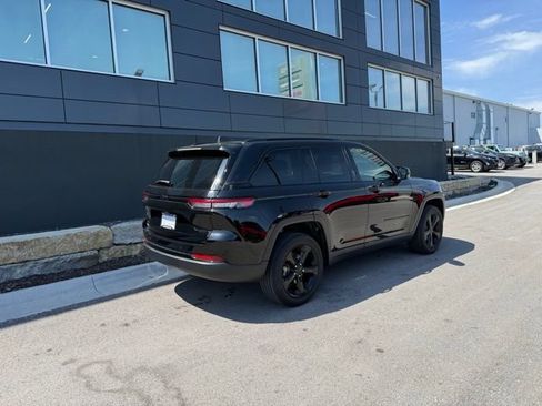 Used 2023 Jeep Grand Cherokee Altitude AWD/4WD image 3