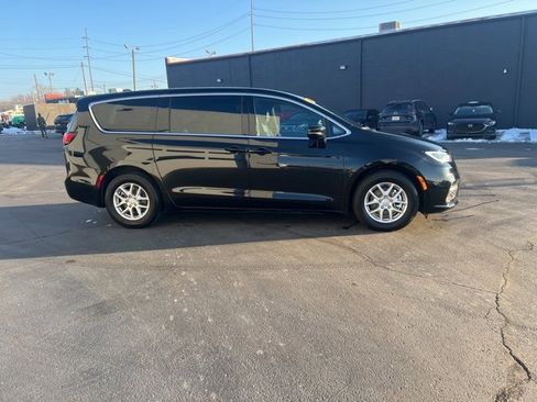 Used 2026 Chrysler Pacifica Select image 4