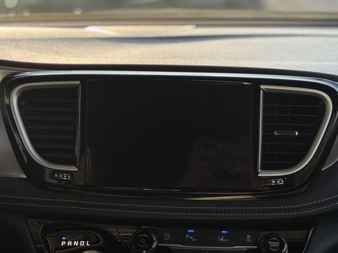 Used 2023 Chrysler Pacifica Touring image 19