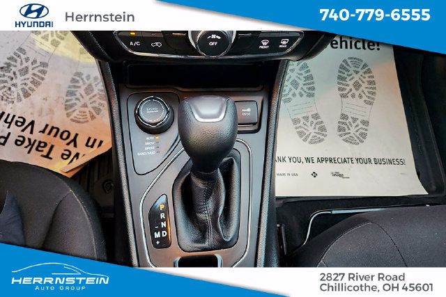 Used 2021 Jeep Cherokee Latitude w/ Mopar Interior Package AWD/4WD image 18