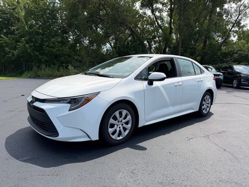 Used 2025 Toyota Corolla LE FWD image 3