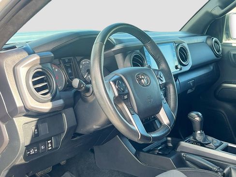 Used 2022 Toyota Tacoma TRD Off-Road w/ Technology Package AWD/4WD image 9