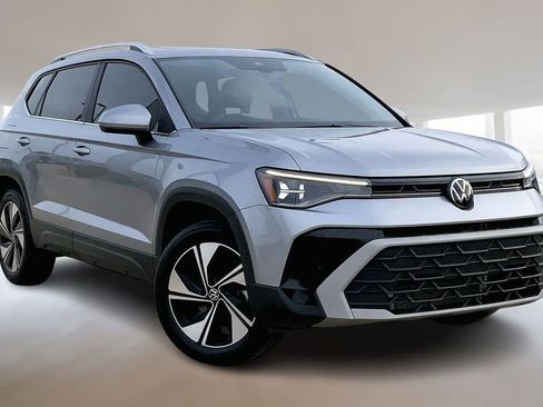Certified 2025 Volkswagen Taos SE image 12