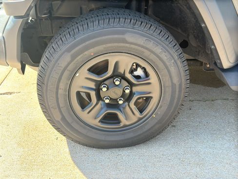 Used 2018 Jeep Wrangler Sport AWD/4WD image 3
