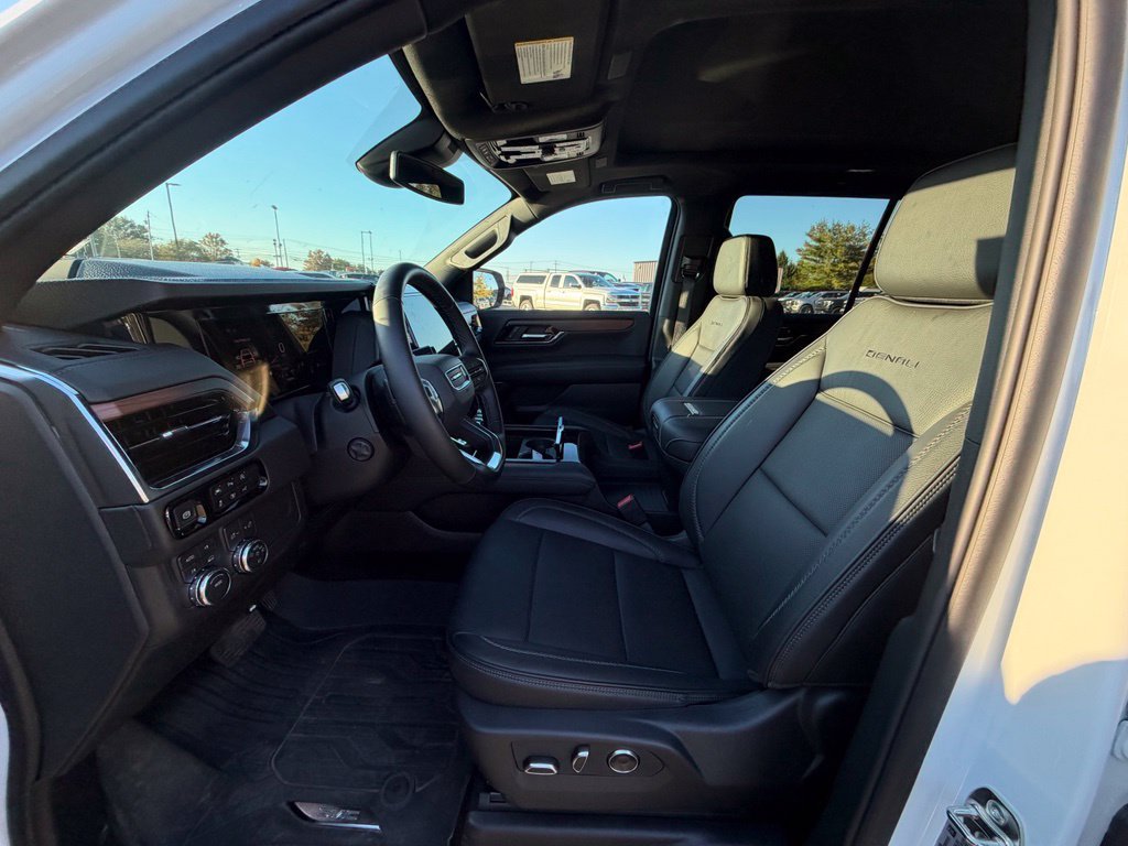 Used 2026 GMC Yukon Denali w/ Sun & Power Step Package AWD/4WD image 3