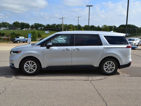 Used 2022 Kia Carnival LX image 9