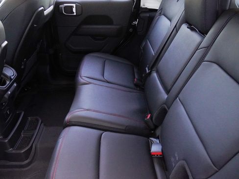 Used 2025 Jeep Wrangler Unlimited Rubicon w/ Convenience Group AWD/4WD image 34