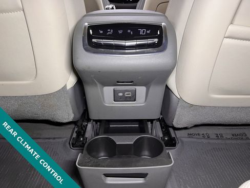 Used 2022 Cadillac XT6 Premium Luxury image 11