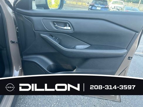 Used 2025 Nissan Rogue SV AWD/4WD image 14