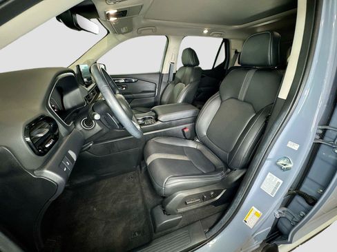 Used 2025 Honda Pilot Touring image 2