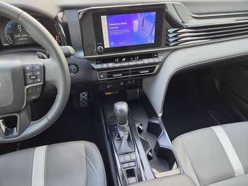 Used 2025 Toyota Camry SE w/ Convenience Package FWD image 16