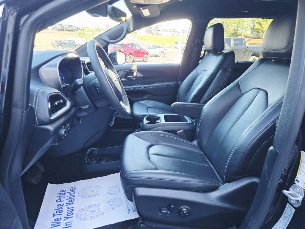 Certified 2025 Chrysler Pacifica Select FWD image 11