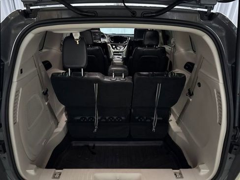 Used 2022 Chrysler Pacifica Touring-L w/ Uconnect Theater Family Group AWD/4WD image 30
