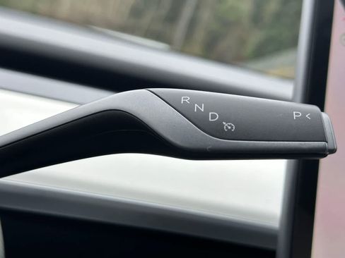 Used 2024 Tesla Model Y Long Range AWD/4WD image 29