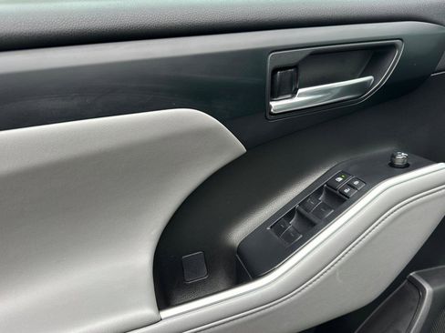 Used 2022 Toyota Highlander XLE image 11