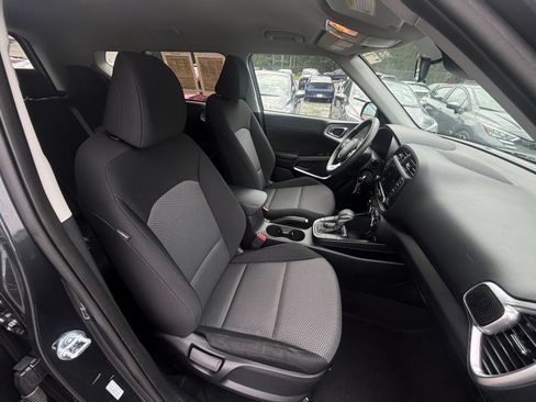 Used 2025 Kia Soul LX w/ LX Technology Package FWD image 34