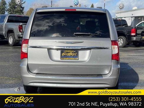 Used 2013 Chrysler Town & Country Touring-L w/ Driver Convenience Group image 5