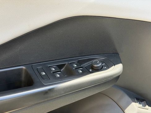 Used 2022 Volkswagen Taos SE FWD image 6