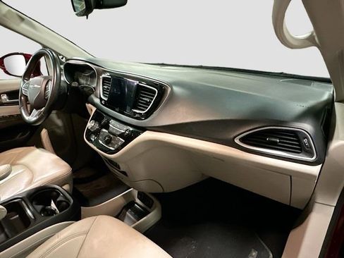 Used 2017 Chrysler Pacifica Touring-L image 31