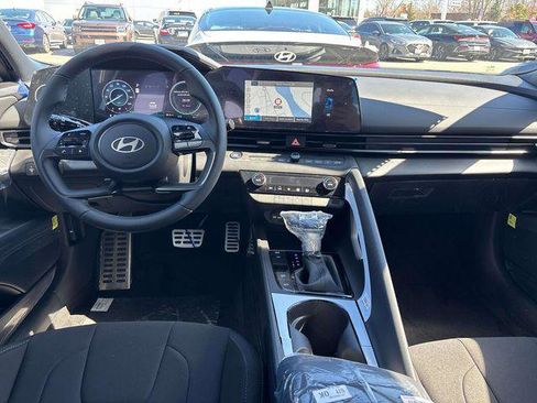 New 2025 Hyundai Elantra SEL image 3