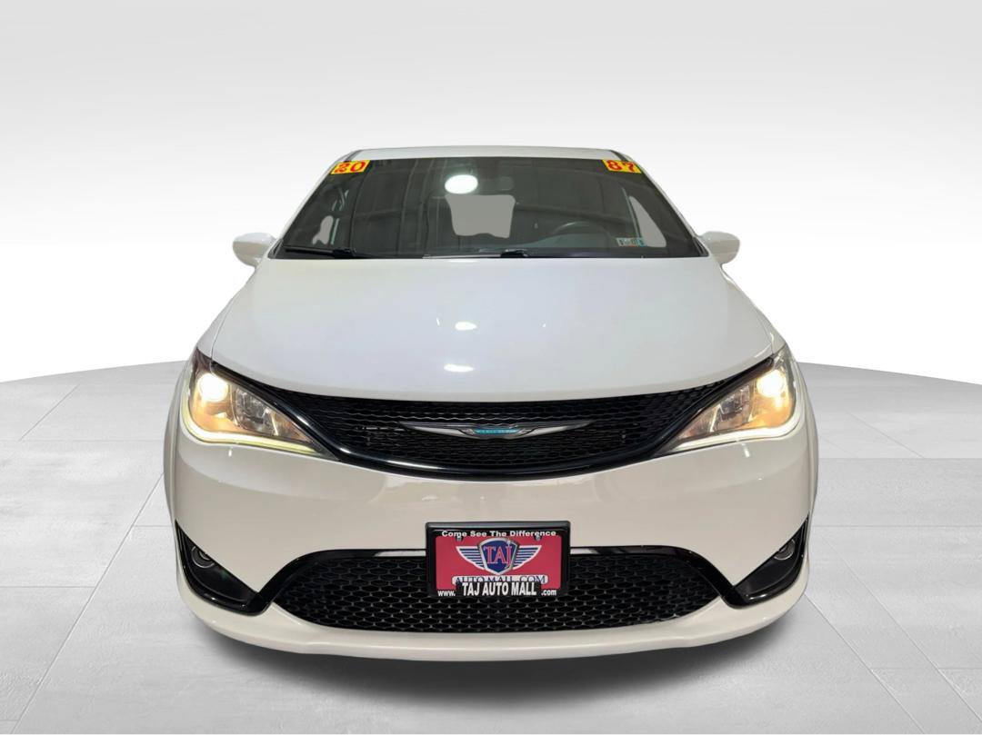 Used 2020 Chrysler Pacifica Touring w/ S Appearance Package FWD image 2
