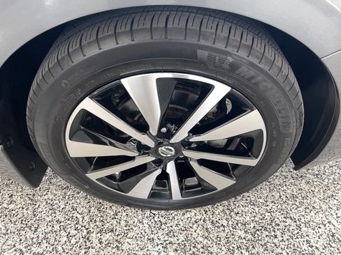 Used 2022 Nissan Sentra SV w/ SV Premium Package FWD image 5