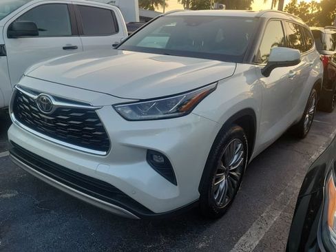 Used 2021 Toyota Highlander Platinum FWD image 32
