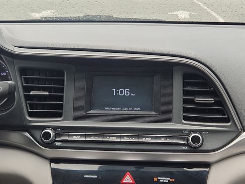 Used 2019 Hyundai Elantra SE FWD image 17