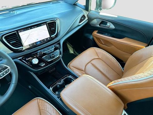 Used 2025 Chrysler Pacifica Pinnacle FWD image 23