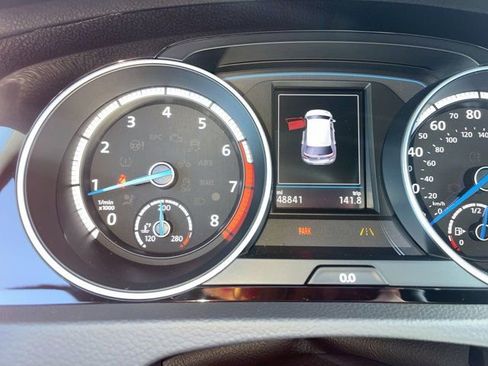 Used 2017 Volkswagen Golf R 4-Door image 1