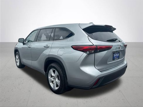 Used 2021 Toyota Highlander LE AWD/4WD image 8