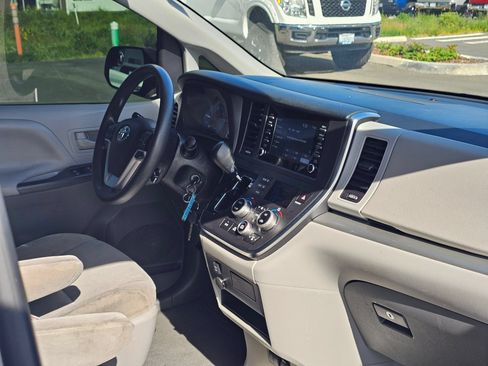 Used 2019 Toyota Sienna L w/ Carpet Mat Package FWD image 33