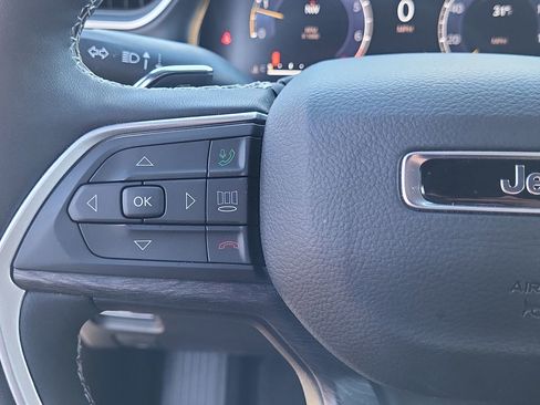 Used 2025 Jeep Grand Cherokee Limited w/ Luxury Tech Group II image 20