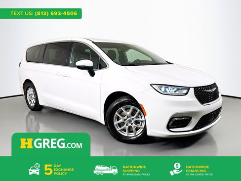 Used 2023 Chrysler Pacifica Touring FWD image 1
