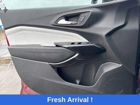 Used 2025 Chevrolet Trax LT w/ LT Convenience Package image 11